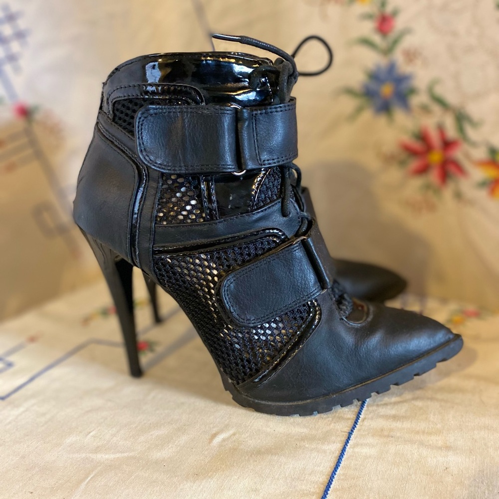 SOLD!! VINTAGE Y2K BLACK MESH SNEAKERS HEELS
